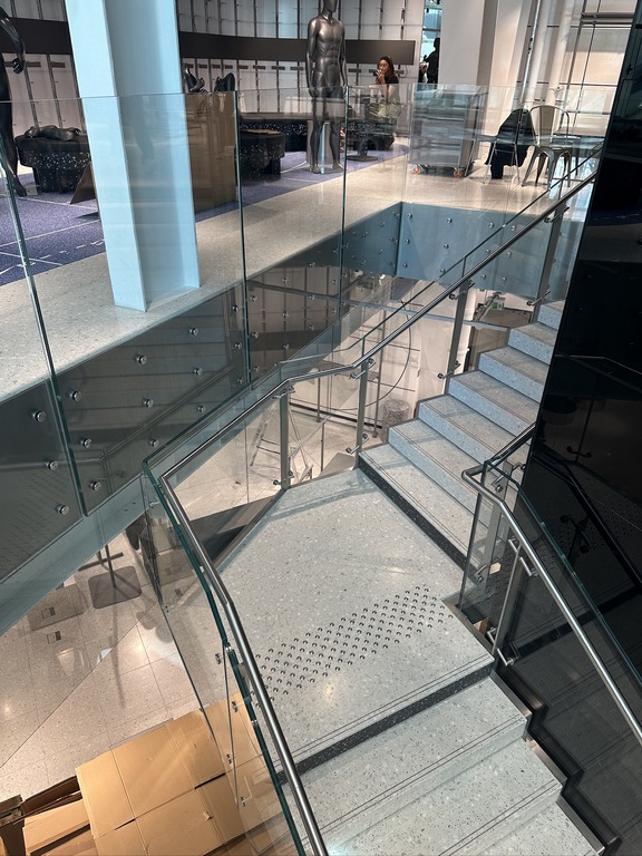 Escalier NIKE STORE - CHATELET Paris (13) (Copier)