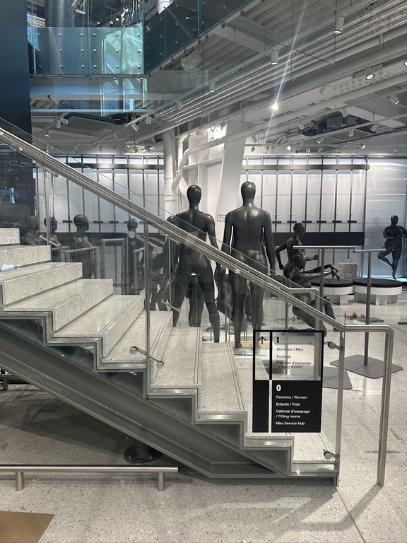 Escalier NIKE STORE - CHATELET Paris (14) (Copier)