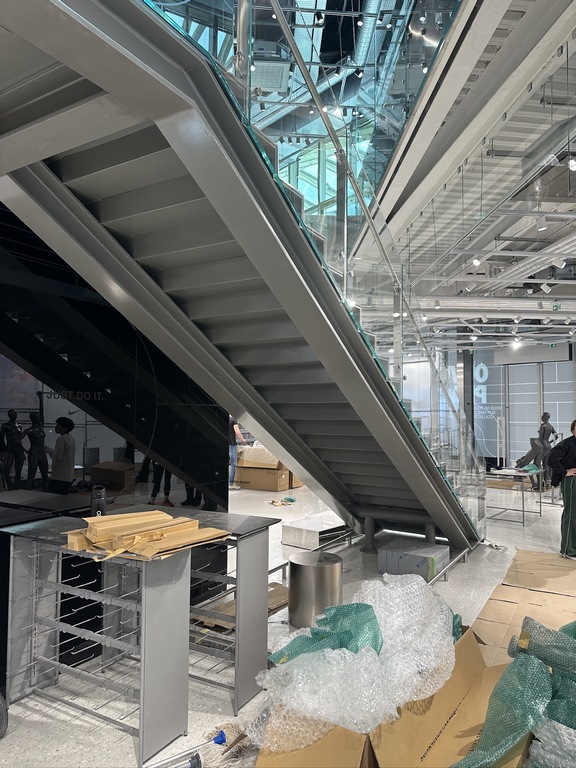 Escalier NIKE STORE - CHATELET Paris (8) (Copier)